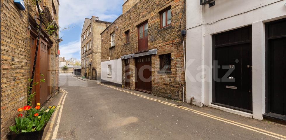 			LOCATION LOCATION LOCATION !!!, 1 Bedroom, 1 bath, 1 reception Flat			 Swan Yard, ISLINGTON N1